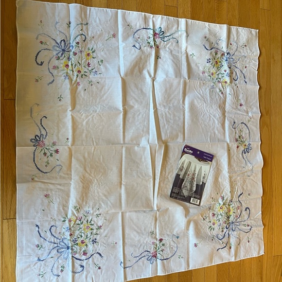 Floral Table Topper Runner or tablecloth. Hand stitched. 44x48”. New. Vintage - Picture 3 of 7